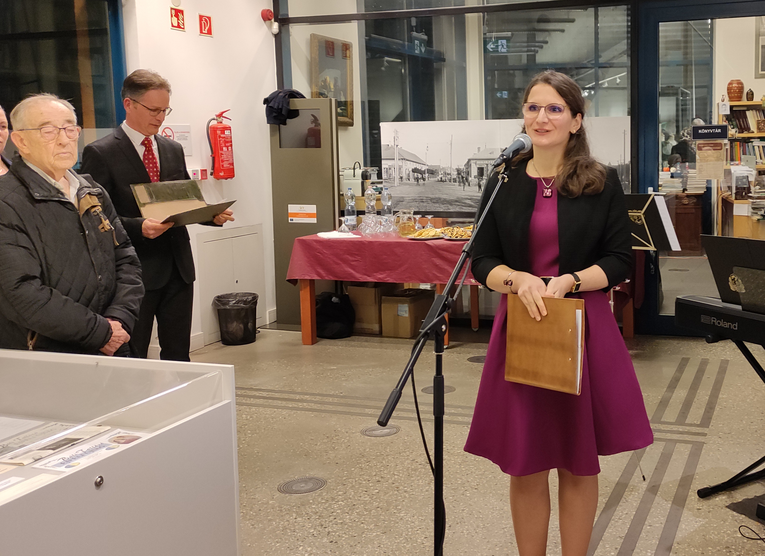 Terendi-Mocsári Viktória néprajzkutató-muzeológus nyitotta meg a kiállítást